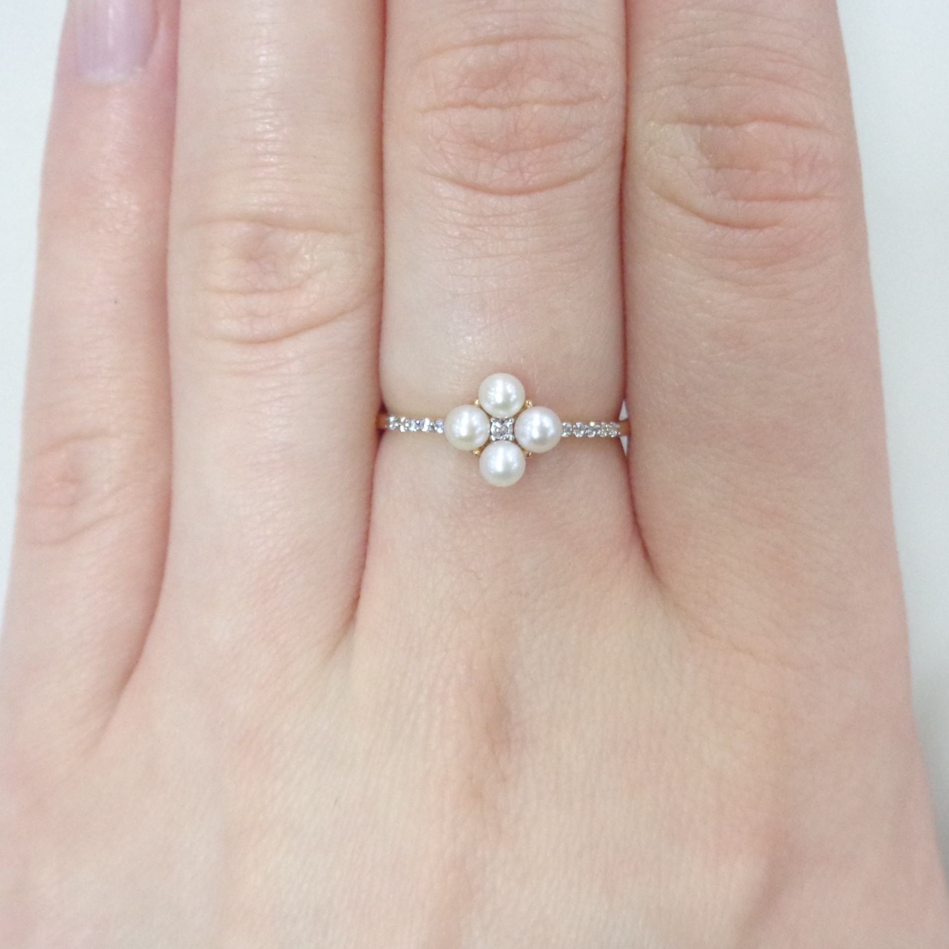 Золотое кольцо 585 пробы; родий; вставки 4 Жемчуг культ. пресн. белый; 11 Фианит бесцв.;